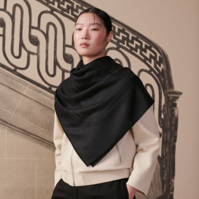 【美品】  HERMES / エルメス | BOUCLERIE MODERNE / モダンなバックル カレ115 カシミヤ シルク ジャガード 大判ストール | ブラック Bouclerie Moderne scarf 115 - Orange | Hermès UAE